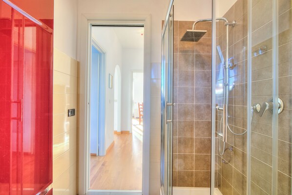 Bathroom - Dolce Orizzonte: 2 Balconies, 50 Meters From the Lake Maggiore (Meina)
