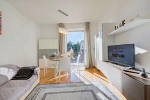 Familienapartment, Mehrere Schlafzimmer, am Strand (Dolce Orizzonte Few Steps From Lake) | Wohnbereich