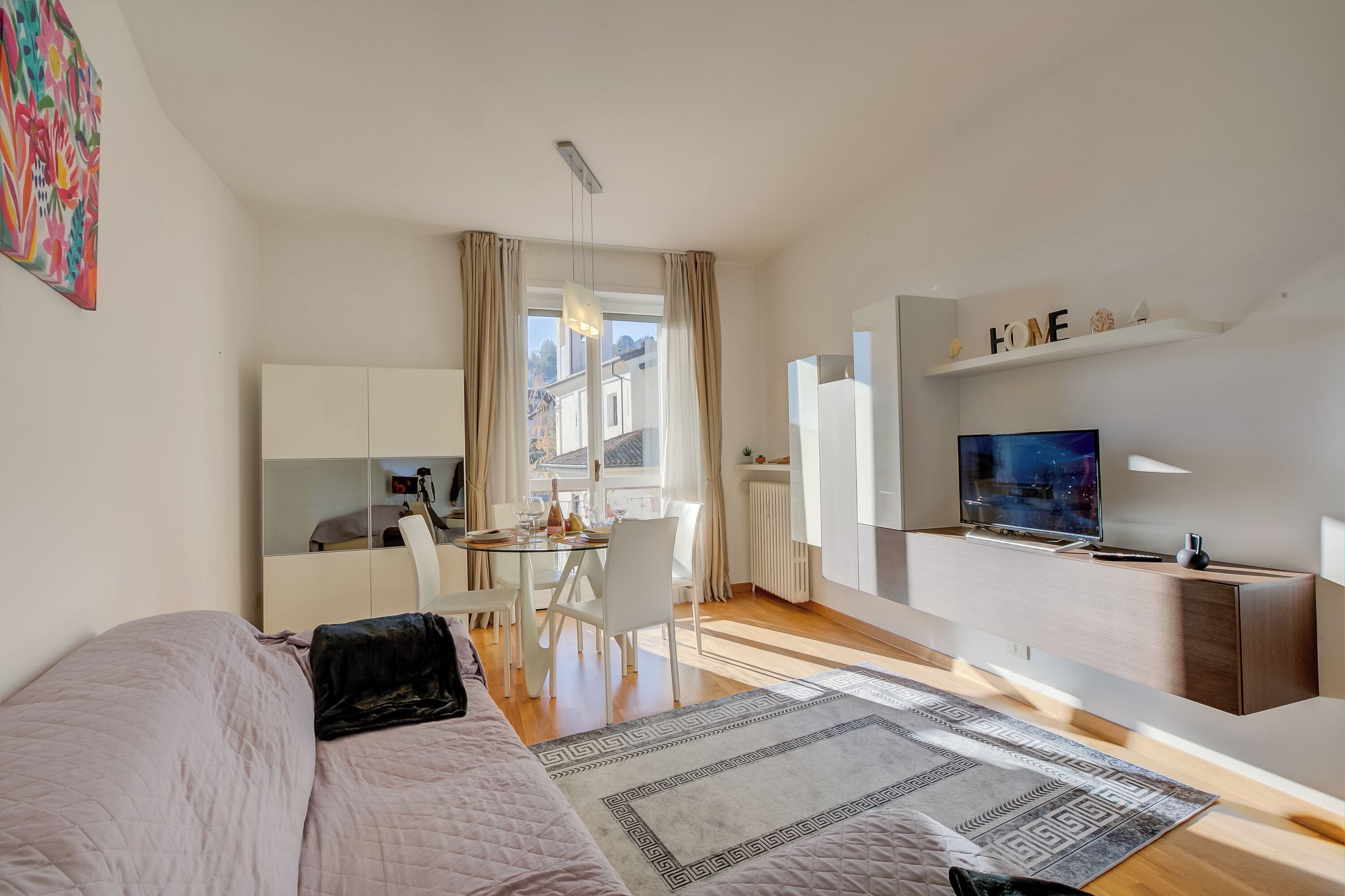 Apartemen Keluarga, beberapa kamar, tepi pantai (Dolce Orizzonte Few Steps From Lake) | Area keluarga | Smart TV 21-inci dengan saluran TV digital