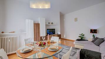 Apartemen Keluarga, beberapa kamar, tepi pantai (Dolce Orizzonte Few Steps From Lake) | Tempat makan