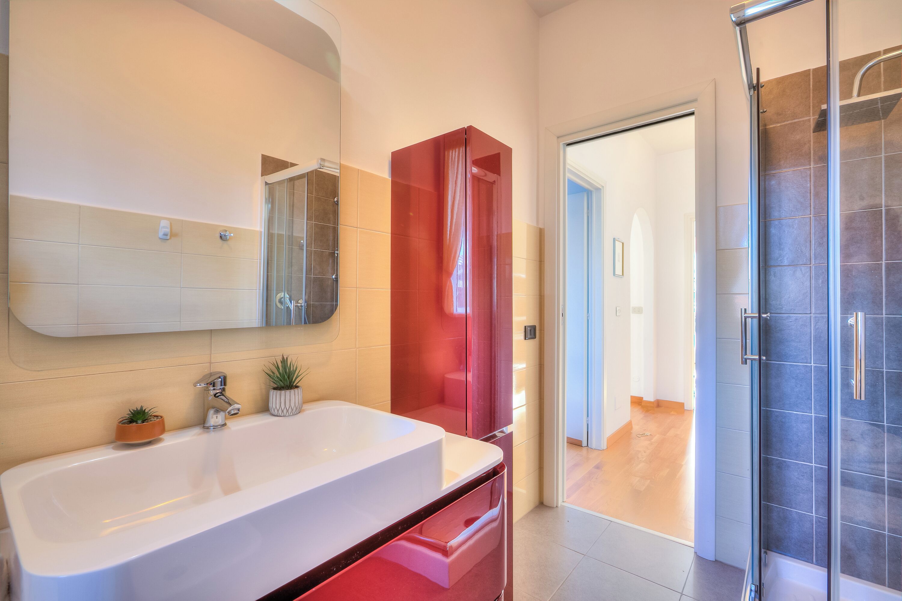 Apartemen Keluarga, beberapa kamar, tepi pantai (Dolce Orizzonte Few Steps From Lake) | Kamar mandi | Shower, kloset, handuk, dan sabun