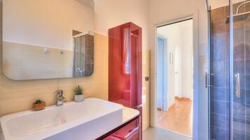 Apartemen Keluarga, beberapa kamar, tepi pantai (Dolce Orizzonte Few Steps From Lake) | Kamar mandi | Shower, kloset, handuk, dan sabun