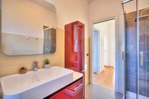 Familienapartment, Mehrere Schlafzimmer, am Strand (Dolce Orizzonte Few Steps From Lake) | Badezimmer