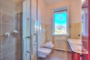 Family Apartment, Multiple Bedrooms, Beachside (Dolce Orizzonte Few Steps From Lake) | Bathroom | Shower, bidet, towels, soap - Dolce Orizzonte Few Steps From Lake (Meina)
