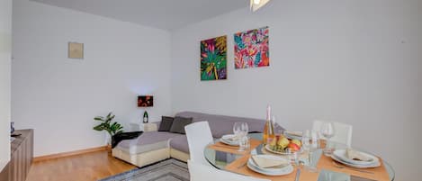 Family Apartment, Multiple Bedrooms, Beachside (Dolce Orizzonte Few Steps From Lake) | Dining