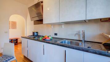 Appartement Familial, plusieurs chambres, en bord de plage (Dolce Orizzonte Few Steps From Lake) | Cuisine privée