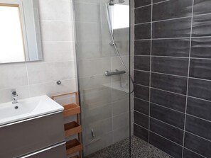 Shower, hair dryer, toilet paper - House with pool near the beach (Piriac-sur-Mer)