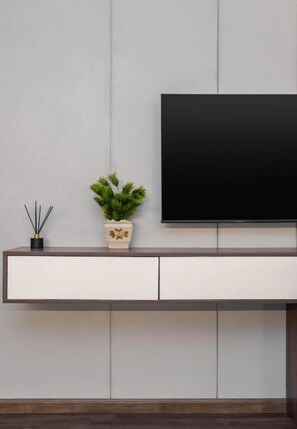 Caja de seguridad en la habitación y escritorio 