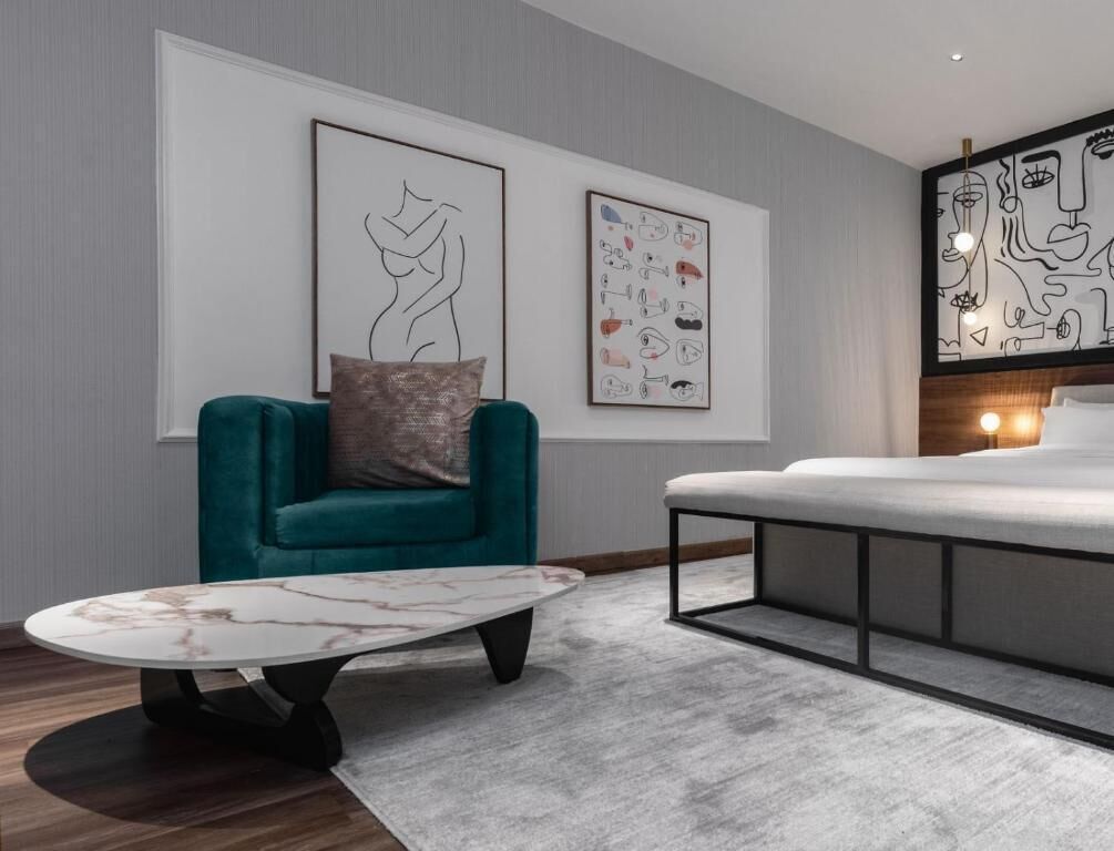 خزنة داخل الغرفة ومكتب ومساحة عمل للكمبيوتر المحمول وواي فاي مجانًا