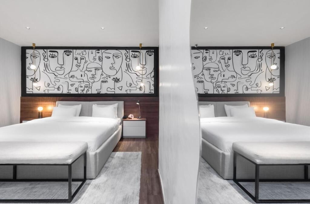 خزنة داخل الغرفة ومكتب ومساحة عمل للكمبيوتر المحمول وواي فاي مجانًا