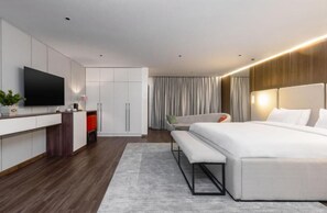 Peti besi dalam bilik, meja, ruang kerja komputer riba, Wi-fi percuma 