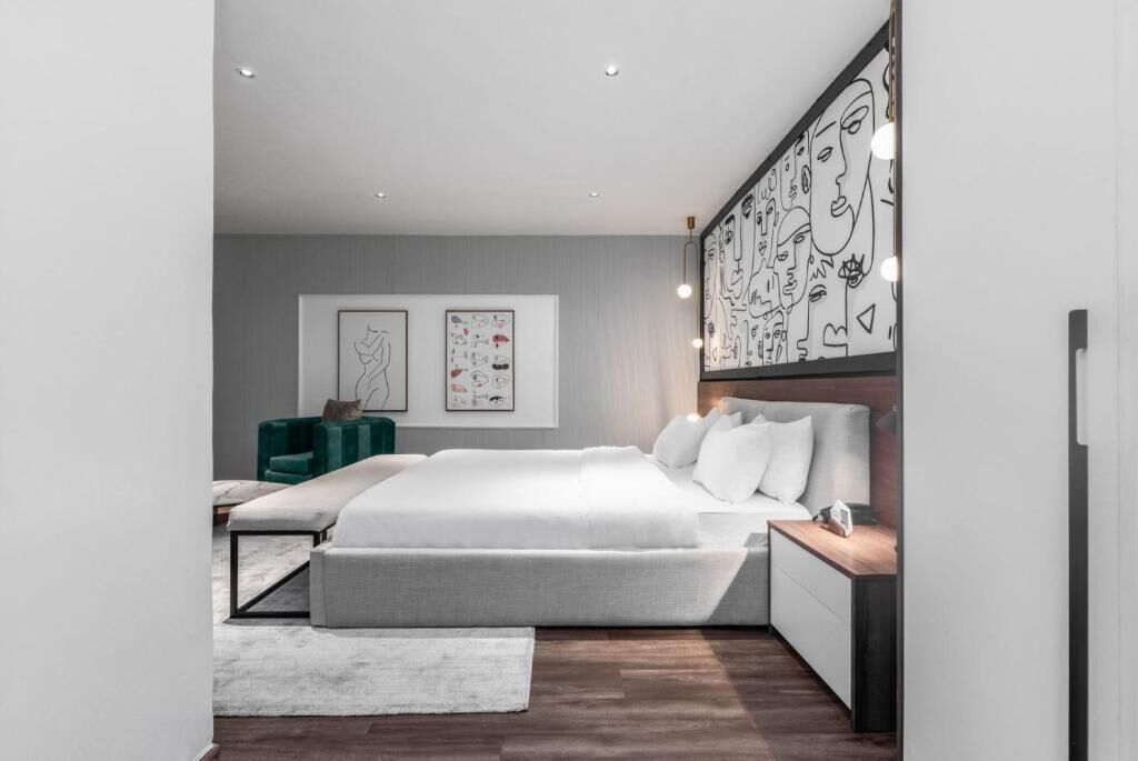 客房内保险箱、办公桌、笔记本电脑工作区、免费 WiFi