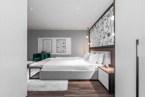 Zimmersafe, Schreibtisch, laptopgeeigneter Arbeitsplatz