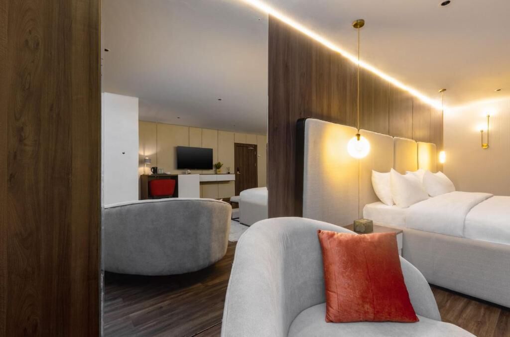 خزنة داخل الغرفة ومكتب ومساحة عمل للكمبيوتر المحمول وواي فاي مجانًا