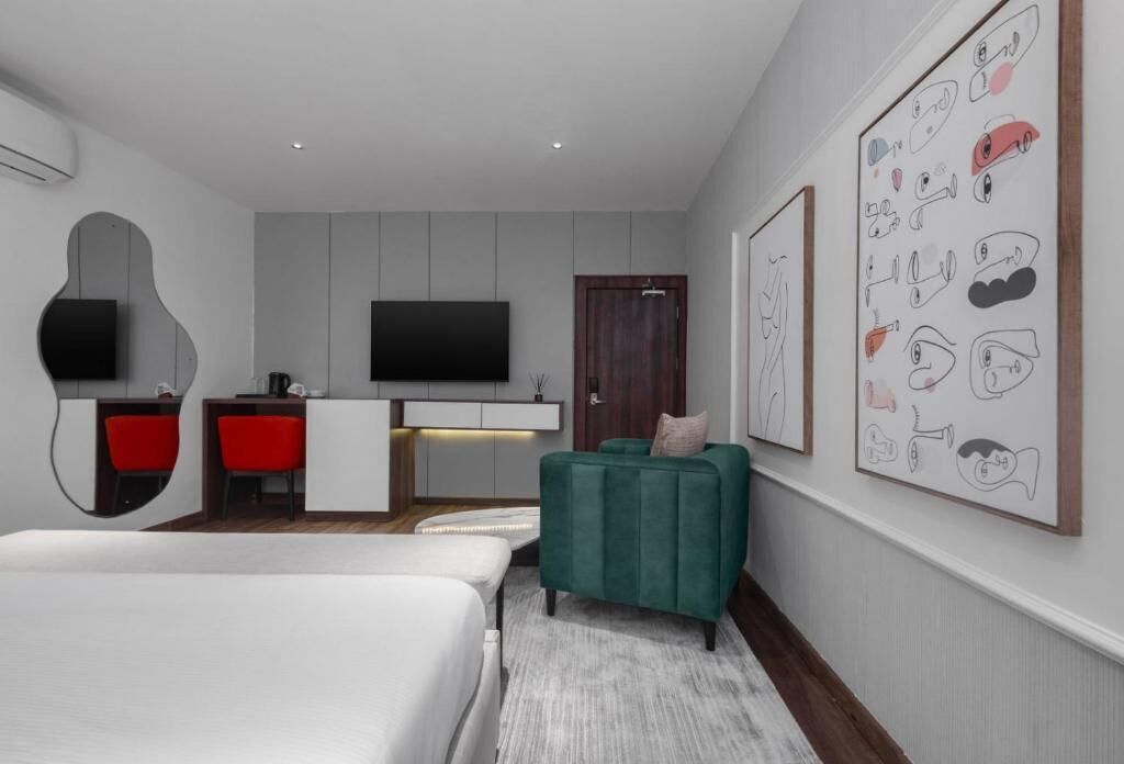 In-room safe, desk, laptop workspace, free WiFi