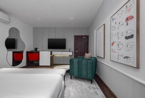 Peti besi dalam bilik, meja, ruang kerja komputer riba, Wi-fi percuma 