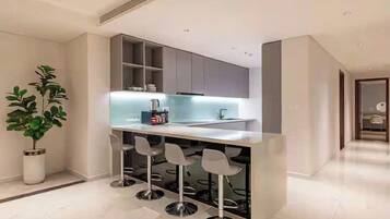 Phòng Suite dành cho gia đình, 3 phòng ngủ, quyền sử dụng Club Lounge, quang cảnh thành phố | Bếp riêng | Tủ lạnh, lò vi sóng, lò nướng, bếp nấu