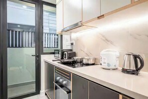 Suíte presidencial, 2 quartos, acesso ao Club Lounge, vista para a cidade | Cozinha privada | Geladeira grande, micro-ondas, fogão, cooktop