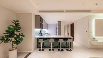 Phòng Suite dành cho gia đình, 3 phòng ngủ, quyền sử dụng Club Lounge, quang cảnh thành phố | Bộ trải giường bằng vải cotton Ai Cập, bộ đồ giường cao cấp