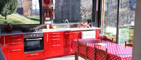 ثلاجة، ميكروويف، فرن، موقد طهي مسطح