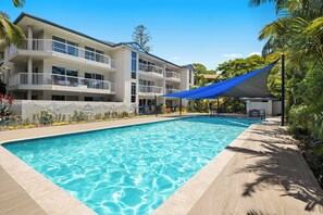 Outdoor pool - Coastal Cool in Prime Burleigh Heads (Burleigh Heads)