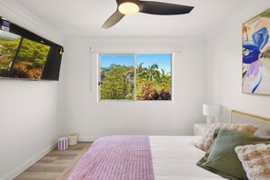 Apartamento, sacada, vista para o jardim | Ferros/tábuas de passar roupa, Wi-Fi de cortesia