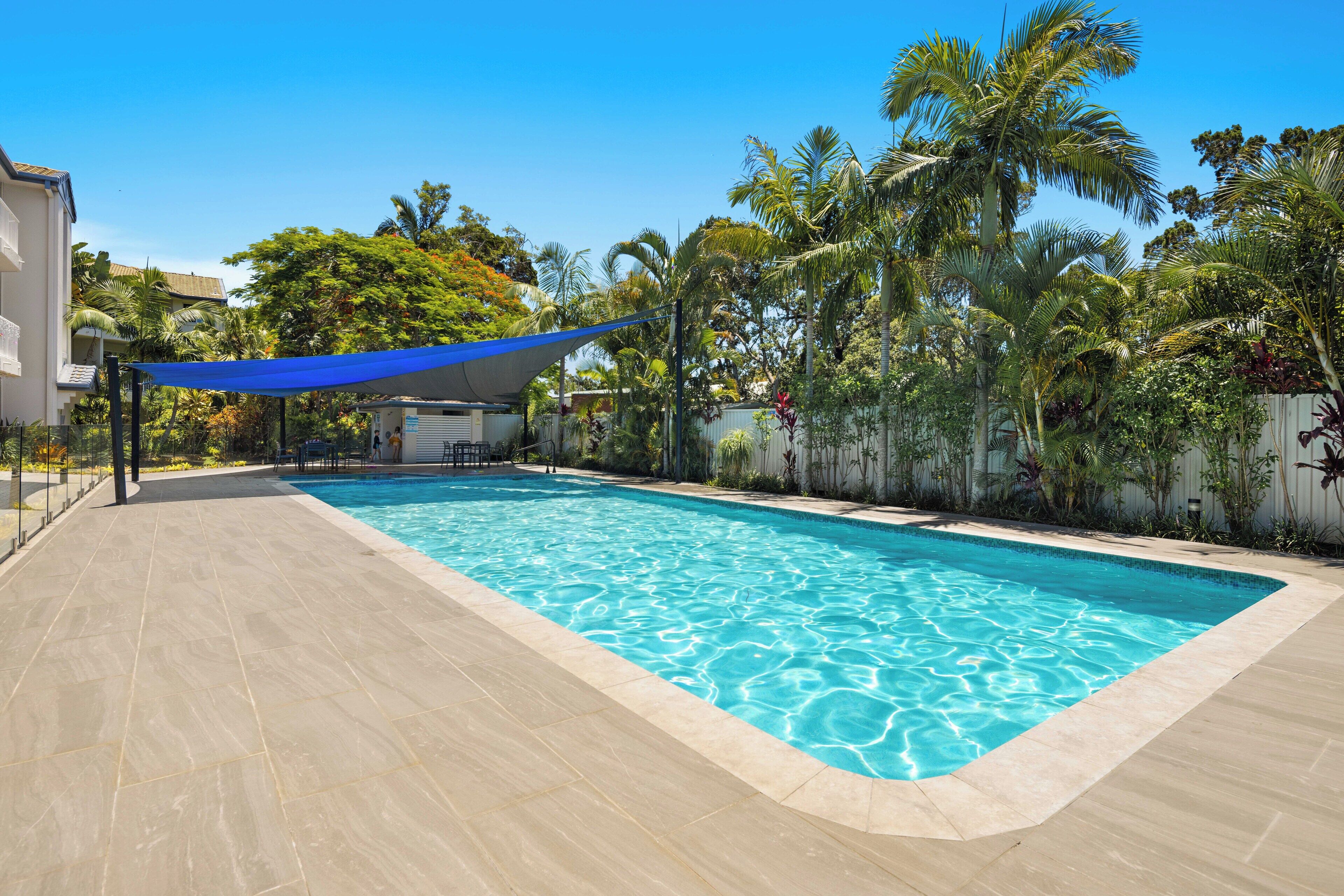 Una piscina al aire libre