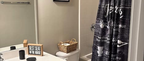 Secador de pelo, toallas, jabón y papel higiénico