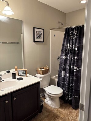 Hair dryer, towels, soap, toilet paper - "Tee Time & Tranquility" (Hollywood)