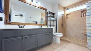 Shower, hair dryer, towels - 4BrHome • MountainViews • SolarSetup: EverydayStay (Twentynine Palms)