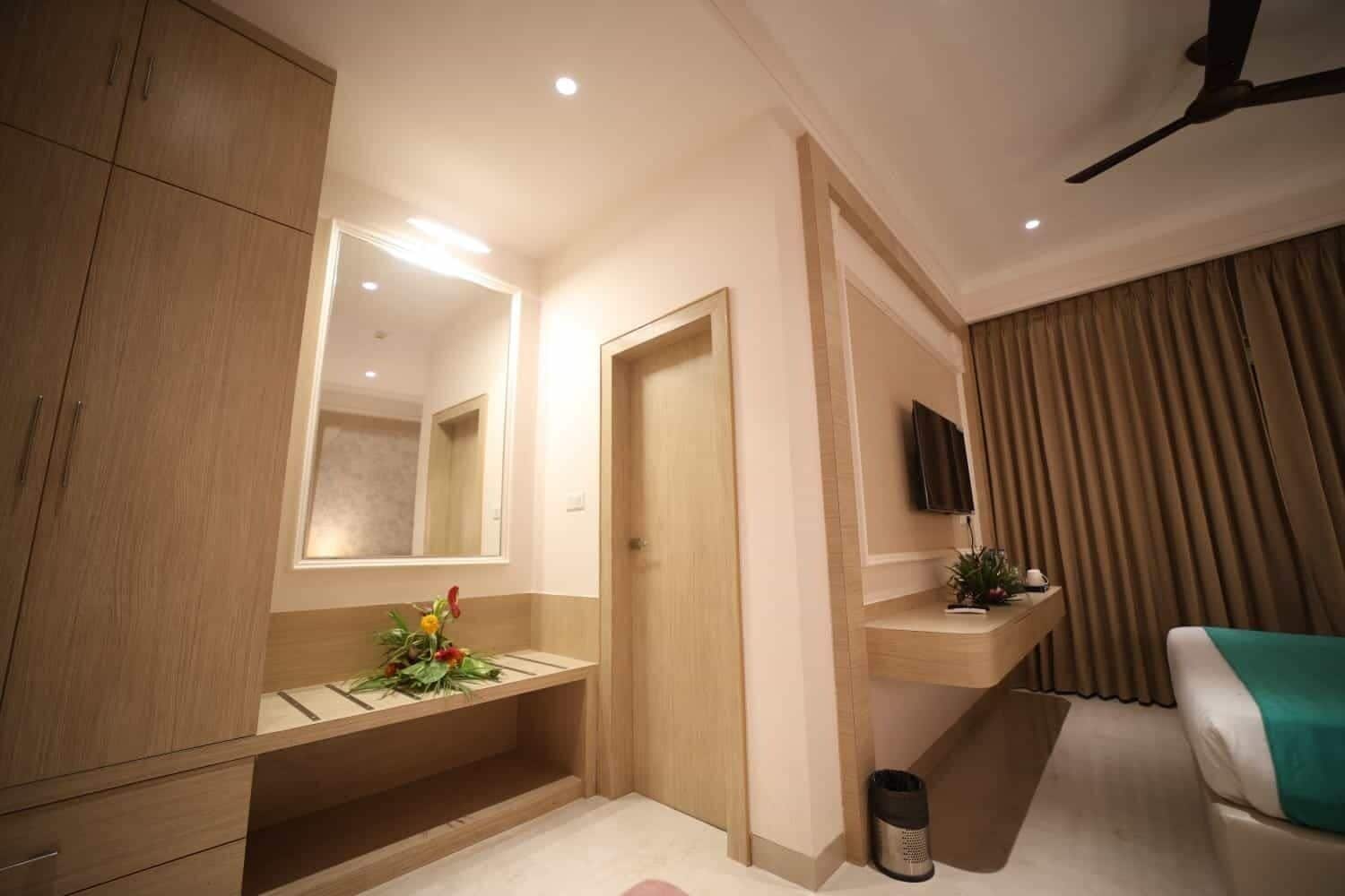 Phòng tiện nghi đơn giản | Két bảo mật tại phòng, bàn, khu vực làm việc phù hợp cho laptop 