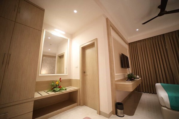 Phòng tiện nghi đơn giản | Két bảo mật tại phòng, bàn, khu vực làm việc phù hợp cho laptop