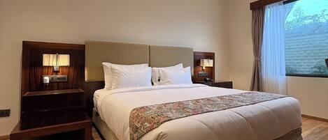 Comfort Room | Peti besi dalam bilik, meja, ruang kerja komputer riba