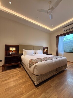 Luxury-Zimmer, 1 King-Bett | Zimmersafe, Schreibtisch, laptopgeeigneter Arbeitsplatz