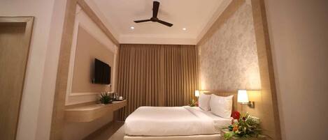 Comfort-værelse | Pengeskab på værelset, skrivebord, arbejdsområde til bærbare computere