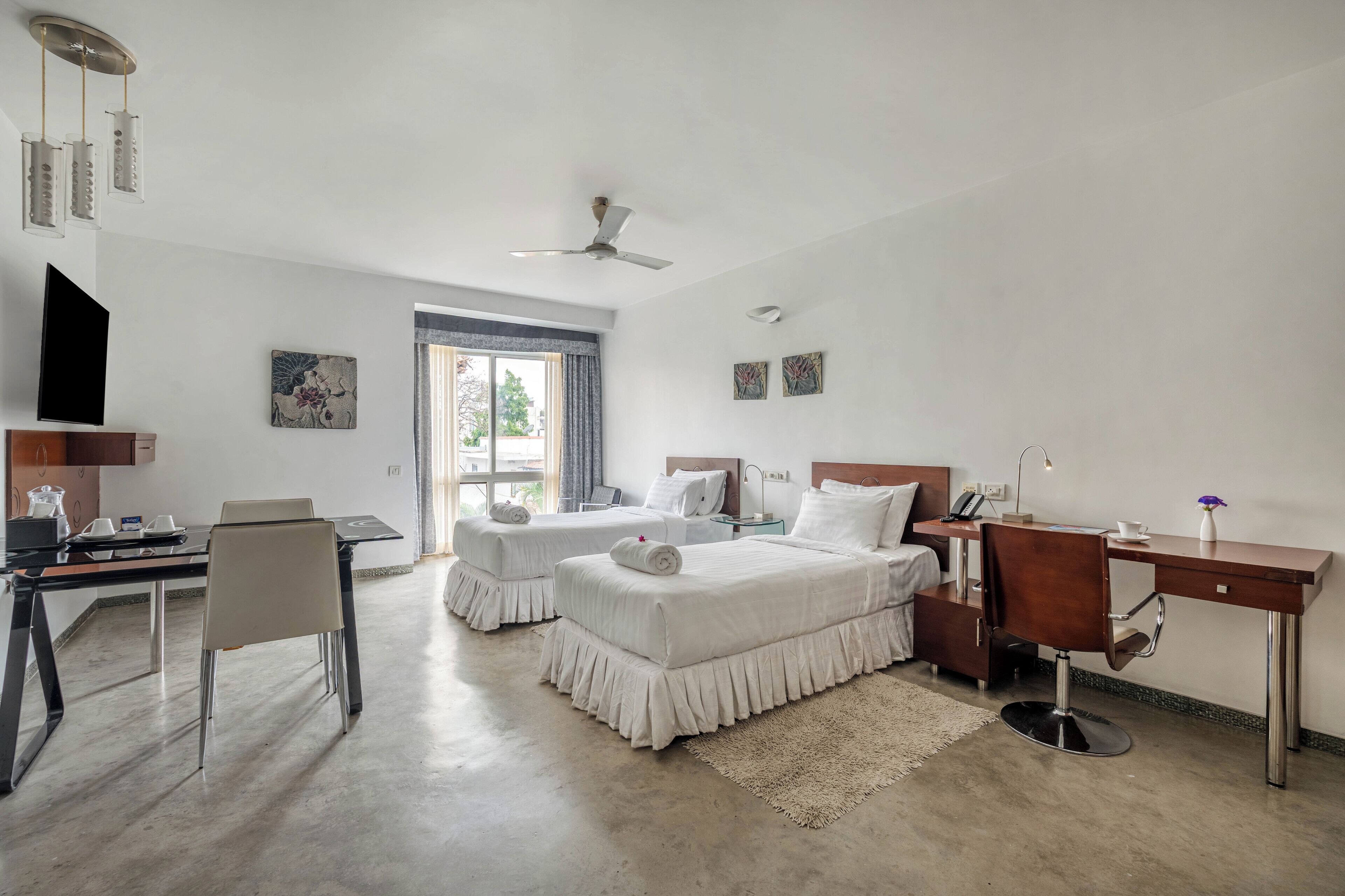 ห้องลักซ์ชัวรี่ดับเบิลหรือทวิน, วิวเมือง | เครื่องนอนระดับพรีเมียม, มินิบาร์, ตู้นิรภัยในห้องพัก, โต๊ะทำงาน