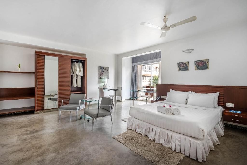 Studio Luxe, patio, vue ville | Coffres-forts dans les chambres, bureau