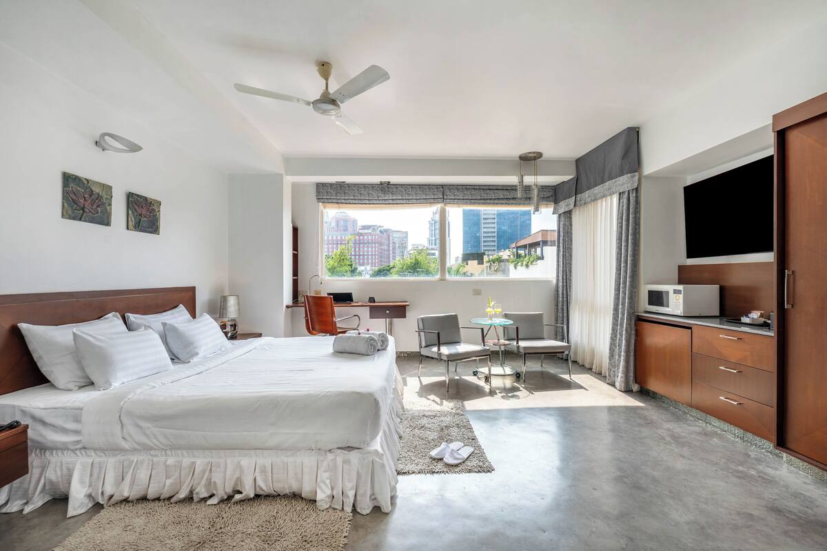 Luxury Studio, Patio, City View | Premium bedding, minibar, in-room safe, desk
