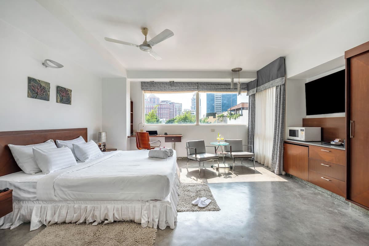 Luxury Studio, Patio, City View | Premium bedding, minibar, in-room safe, desk