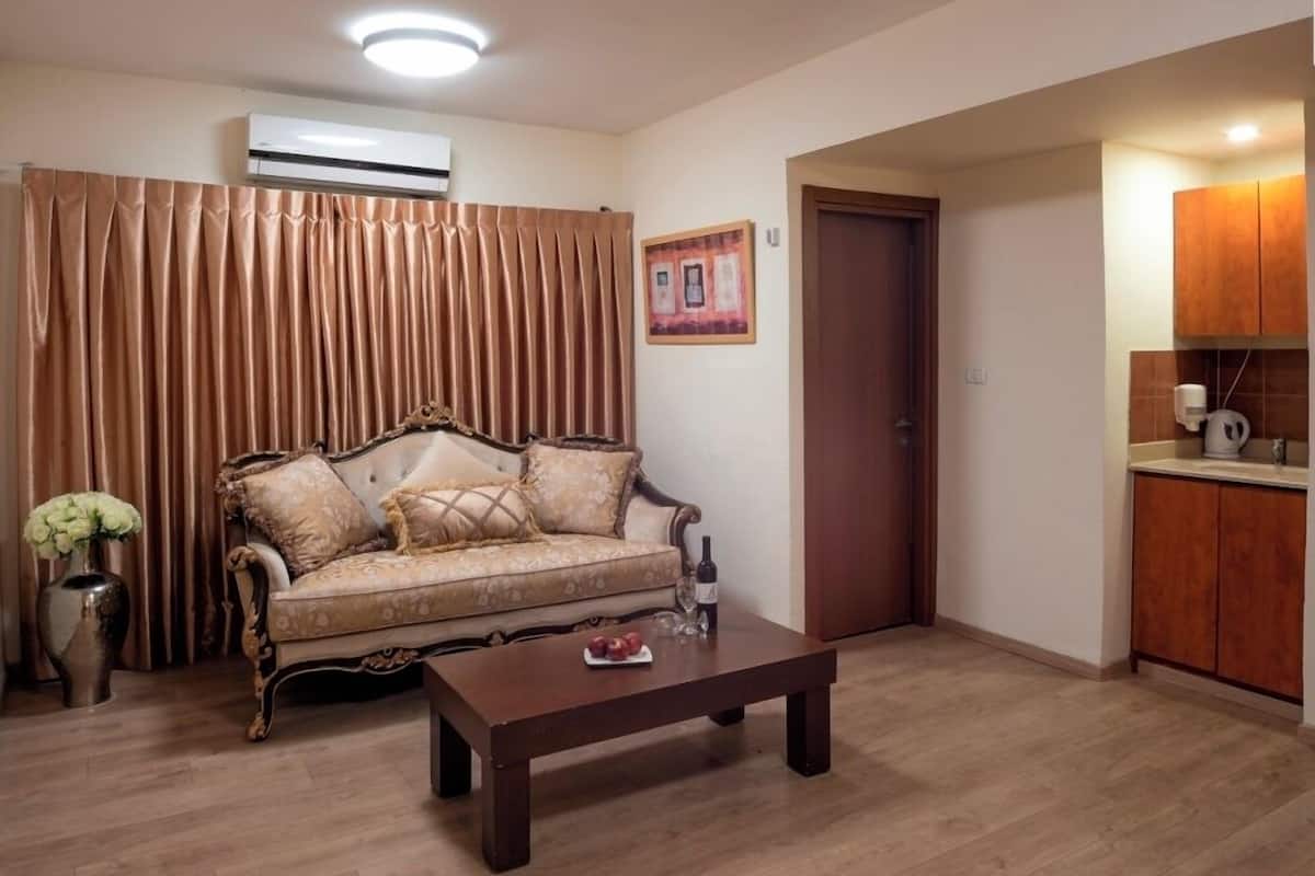 Classic Double or Twin Room | In-room dining