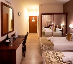 Classic-værelse med dobbeltseng eller 2 enkeltsenge | Arbejdsområde til bærbare computere, gratis Wi-Fi