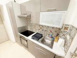 Căn hộ cơ bản | Bếp riêng | Tủ lạnh, lò nướng, bếp nấu, dụng cụ nấu nướng/bát dĩa/dao nĩa