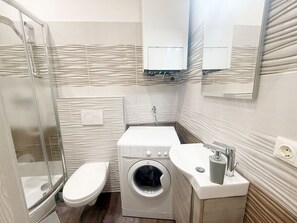 Basic Apartment | Bathroom | Shower, free toiletries, hair dryer, towels - Cozy 1BR Apt Near Amusement Park Vienna (Vienna)