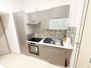 Căn hộ cơ bản | Bếp riêng | Tủ lạnh, lò nướng, bếp nấu, dụng cụ nấu nướng/bát dĩa/dao nĩa