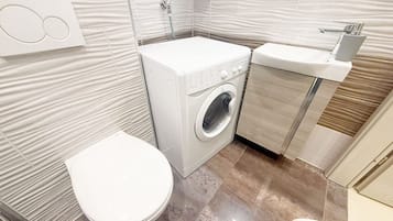 Departamento básico | Baño | Regadera, amenidades de baño gratuitas, secadora de cabello, toallas