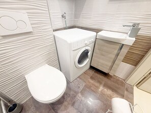 Basic-Apartment | Badezimmer | Dusche, kostenlose Toilettenartikel, Haartrockner, Handtücher