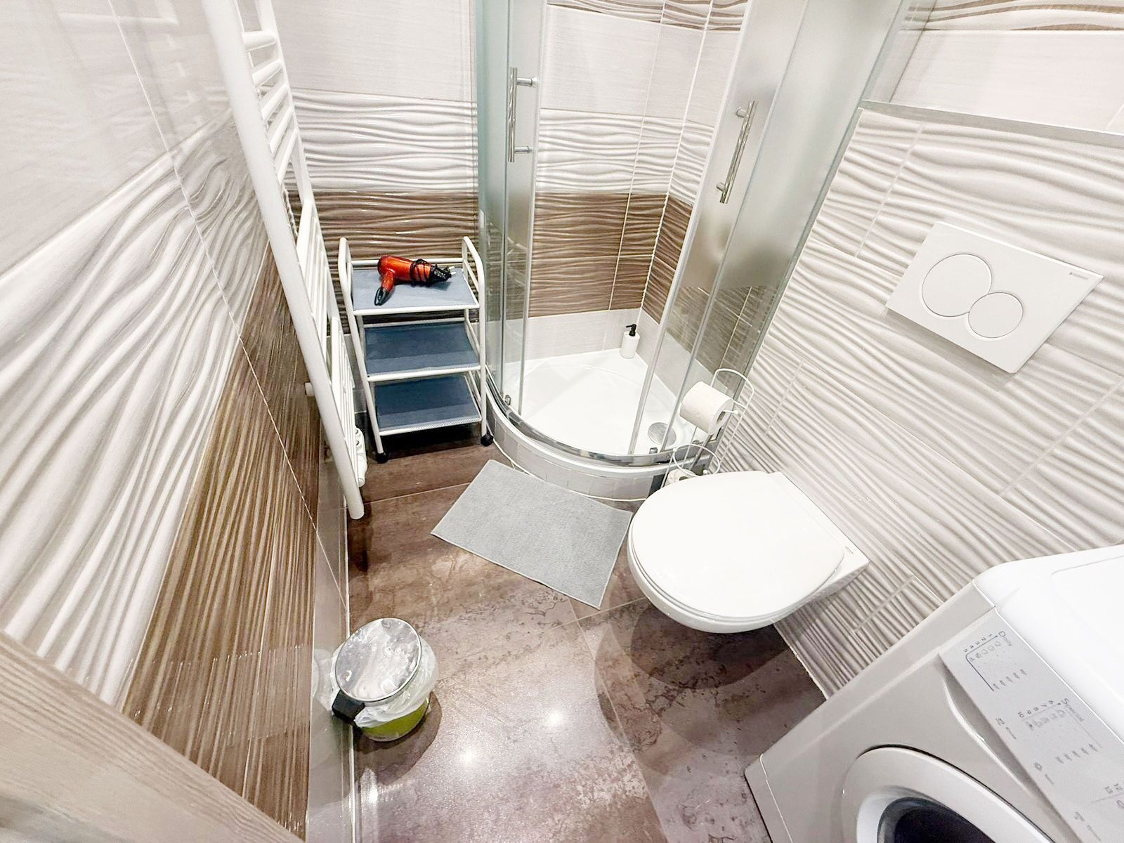 Basic Apartment | Bathroom | Shower, free toiletries, hair dryer, towels