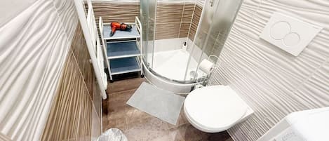 Appartement de base | Salle de bain | Douche, articles de toilette (gratuits), séchoir à cheveux