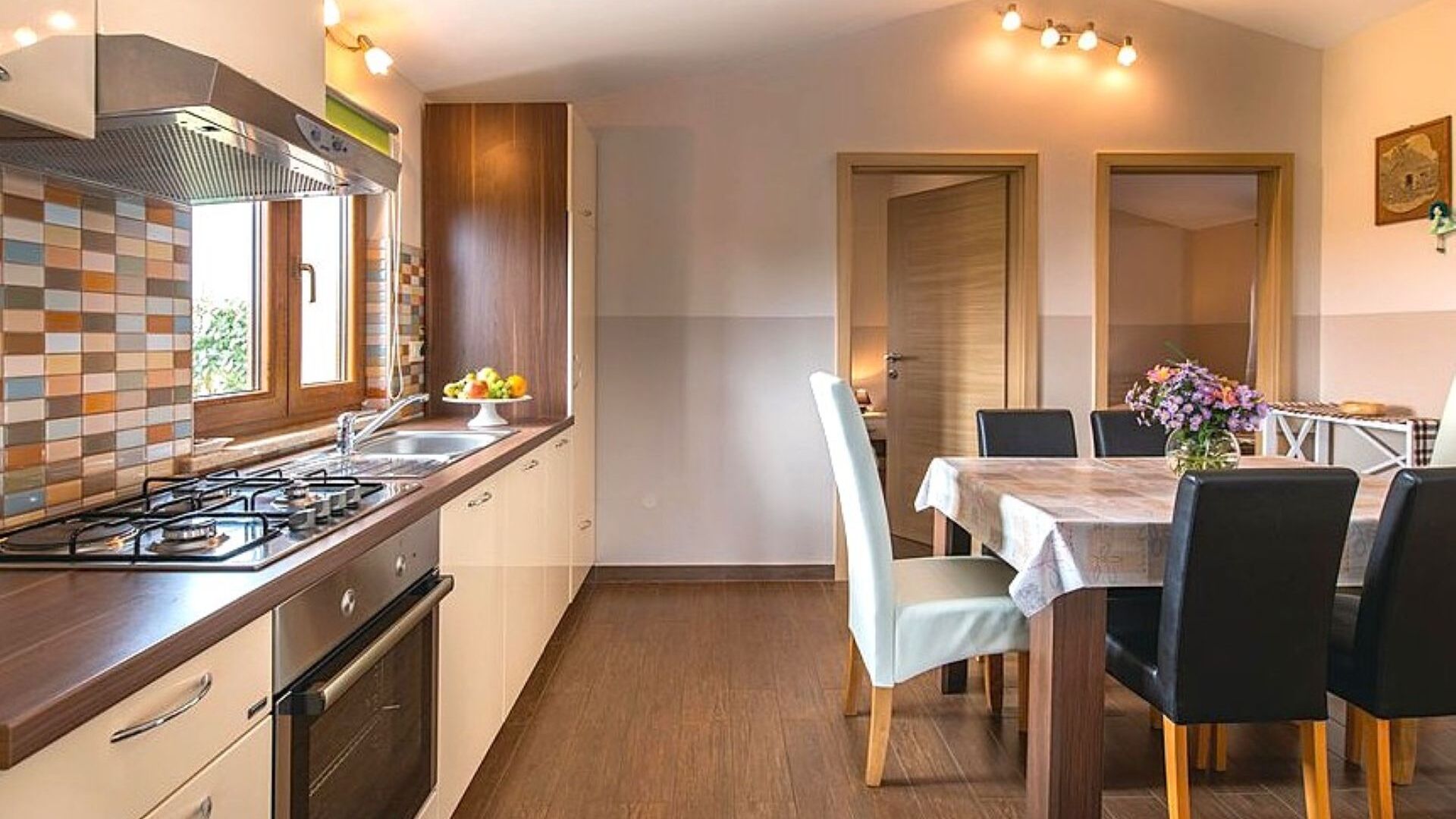 Frigorífico, horno, placa de cocina y lavavajillas