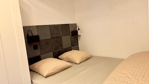 Apartamento básico, vista para o jardim | Cofres nos quartos, cortinas blackout, ferros/tábuas de passar roupa